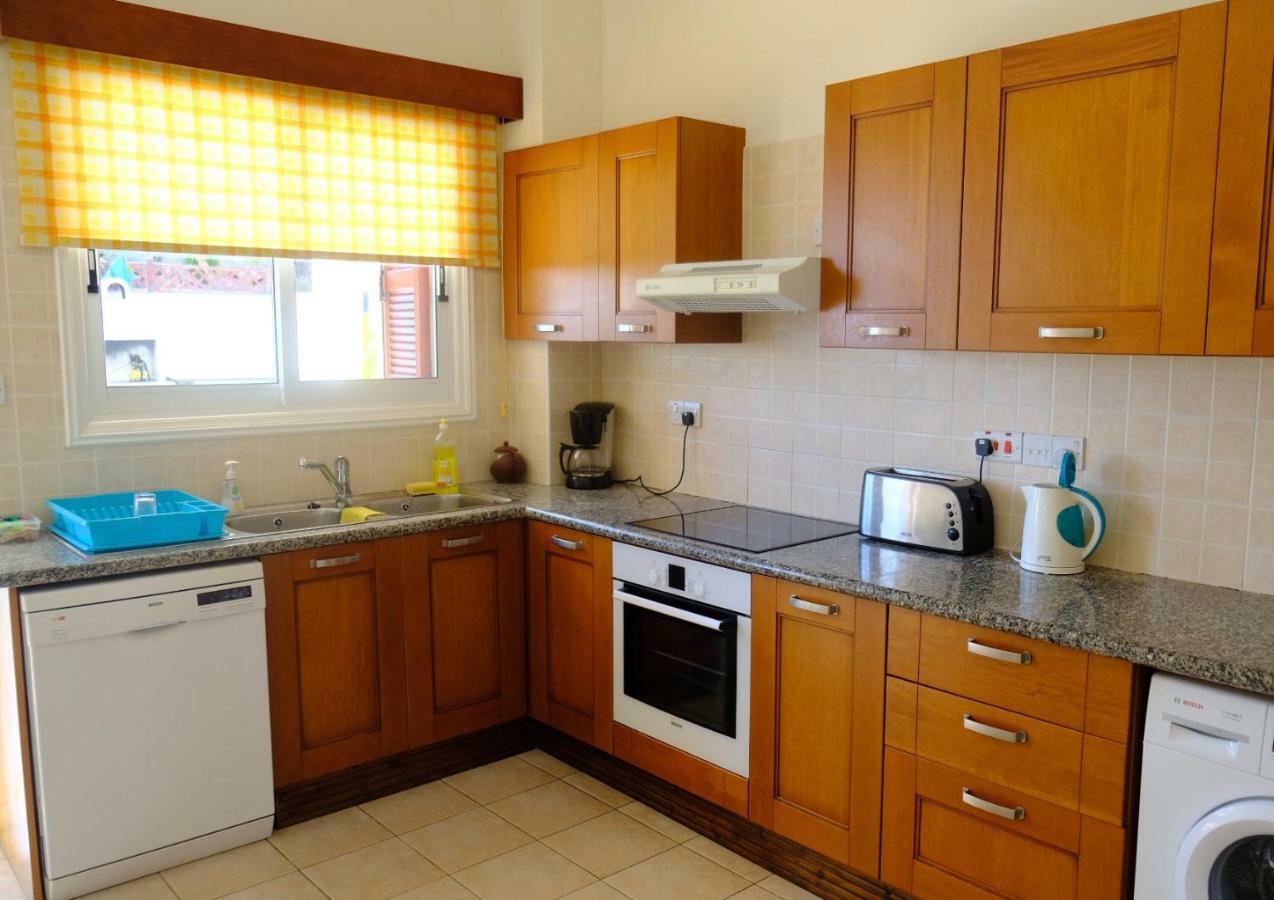 Villa On The First Line Peyia Exterior foto